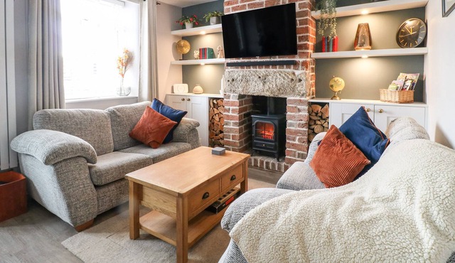 RED ROBIN COTTAGE, pet friendly, with a garden in Tupton