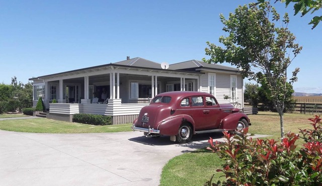 Red Robin Country Cottage - 1940's Character Homestead