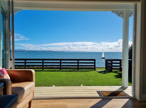 Red Rock Cottage, beachfront luxury