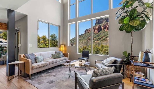 Red Rock Dream Stay - Balcony Views + Creek Nearby