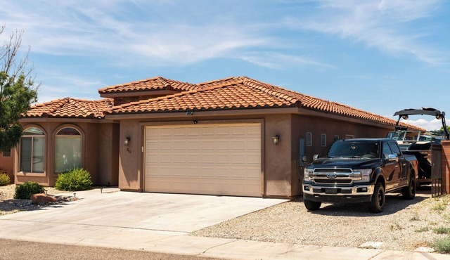 Red Rock Hangout: Easy Boat Parking + Kid's Game Room + Hot Tub + BBQ + Firepit