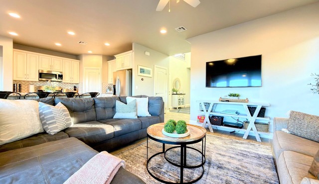 Red Rock Landing- spacious & luxurious 4 bed/4 bath townhouse near Zion w/VIEW!