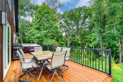 'Red Rock Lodge' w/Hot Tub Near Raceway & Pella!