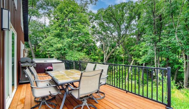 'Red Rock Lodge' w/Hot Tub Near Raceway & Pella!