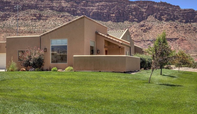 Red Rock & Mountain Views, All the Comforts of Home, Community Pool & Hot Tub