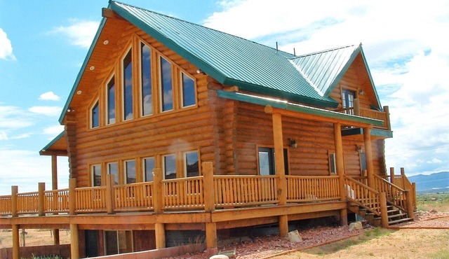 Red Rock Ranch Log Cabin: Large, Fully Furnished, 5 Bdr, sleeps 12, 3 levels