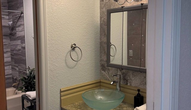 Red Rock Retreat - Expansive home with hot tub great for groups, pet friendly!