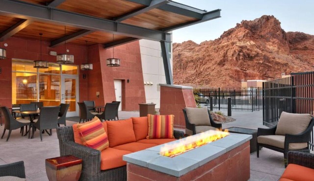 Red Rock Retreat with Pool - Quick Drive to Arches and Canyonlands - 4 Units