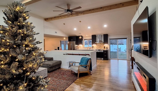 Red Rocks + HOT TUB + Bocce Ball + PICKLEBALL+ Fire Pit + 8 Beds + ARCADE