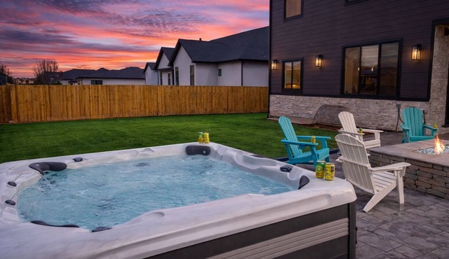 Red Rocks Retreat · Hot Tub · Game Room · Sleeps 12