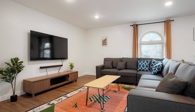 Red Rocks Retreat Sleeps 12: Sauna, Cold Plunge, Fire Pit, Grill, & Pool Table