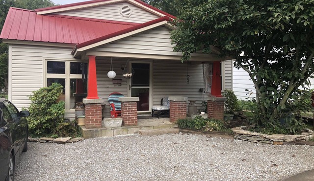 Red roof bungalow minutes from Keeneland race course bourbon trail. Hot tub