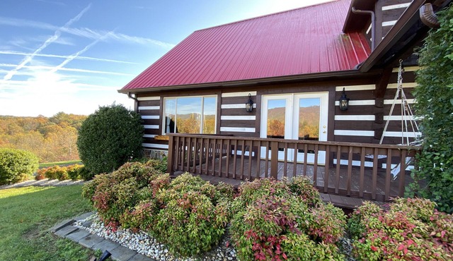 Red-Roof Cabin Suite with Hot Tub & Blue Ridge Views!