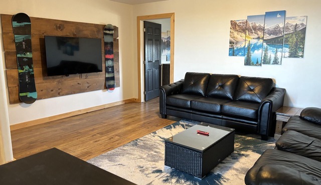 Red Roof Chalet in close proximity to beaches, trails, golf and Blue Mountains.