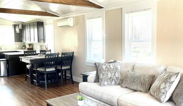 Red Roof Cottage in Livonia