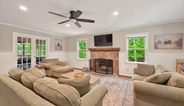 Red Roof Cottage on Lake Lanier - LAKE FRONT - SLEEPS 8