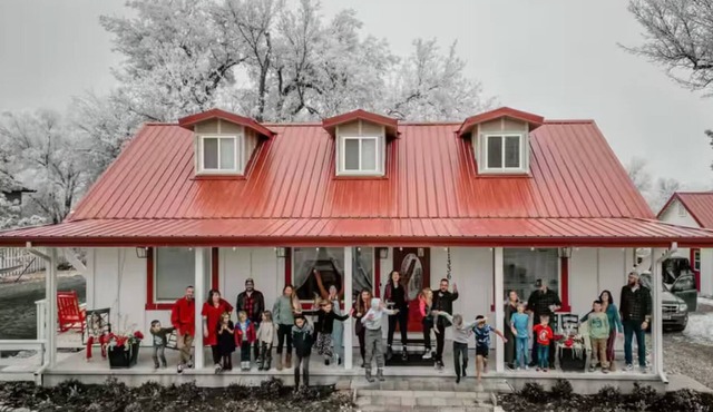 Red Roof Farmhouse large gathering space sleeps 27+ hot tub treehouse