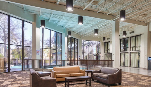 Red Roof Inn PLUS+ & Suites Houston - IAH Airport SW