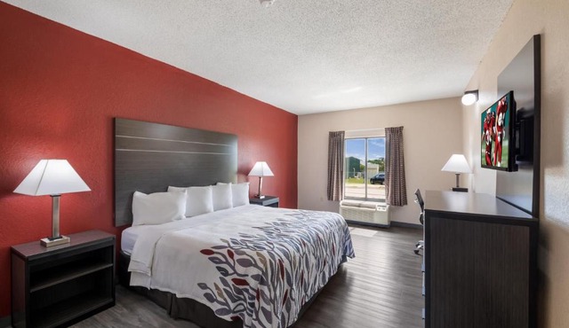 Red Roof Inn & Suites Austin East - Manor