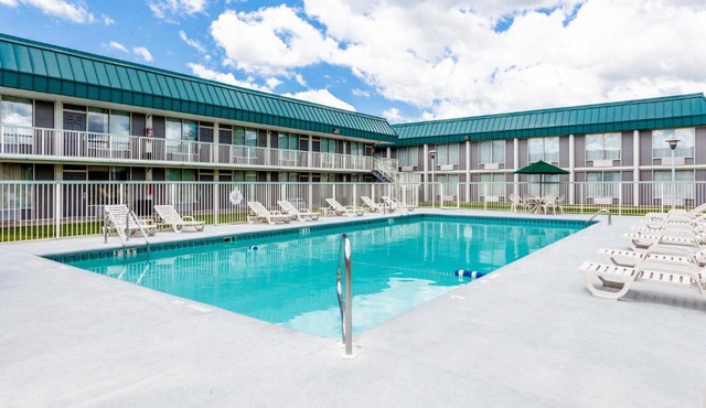 Red Roof Inn & Suites DeKalb