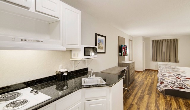 Red Roof Inn & Suites Pensacola - NAS Corry