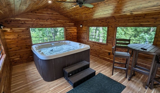 Red Roof mountain cabin with Starlink internet!