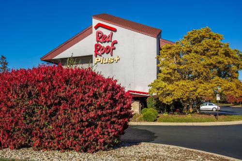 Red Roof PLUS Chicago - Hoffman Estates