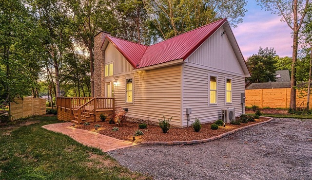 Red Roof Retreat at Lake Anna, Waterfront w/kayaks, fire pit, grill & large deck