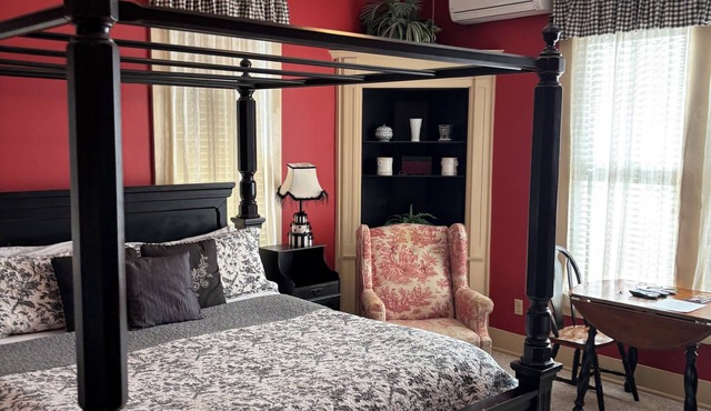 Red Room - Hardeman House Bed and Breakfast