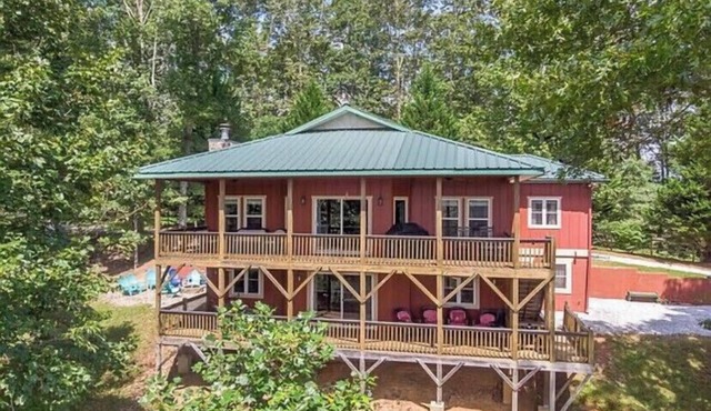 Red Rooster Retreat,Hot Tub+game area+firepit & LRG deck w/amazing Mountain View