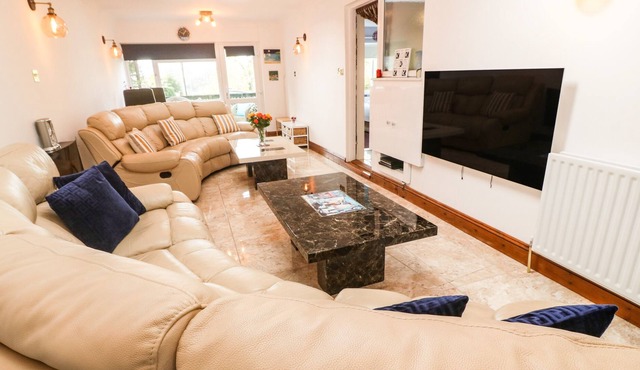 RED ROSE SUITE, with a garden in Gweek