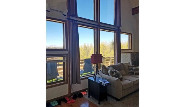 Red's Retreat- beautiful Mtn View, Game Room and Hot Tub!