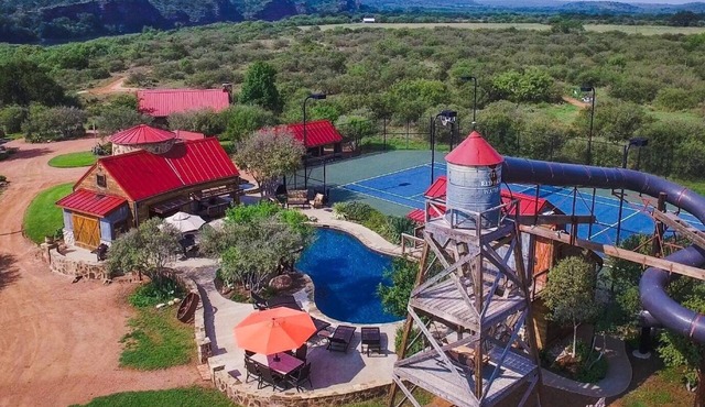 Red Sands Ranch River Resort - Private Pool, Tennis, Gym, 4-Story Water Slide!