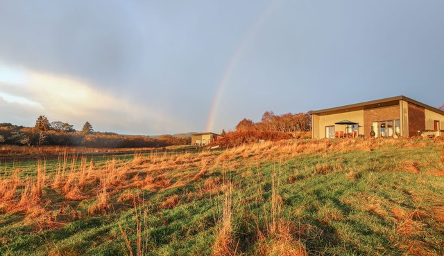 RED SQUIRREL, pet friendly, character holiday cottage in Dornoch