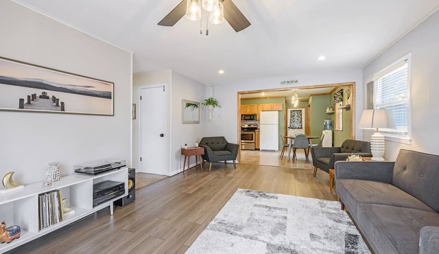 Red Star Cottage on Mawby Lake: Sandy Beach- Kayaks/Paddle Boat/Row Boat