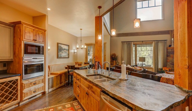 Red Tail on the River - Private Hot Tub - River - Clubhouse w/gym, seasonal pool, sauna - Luxury