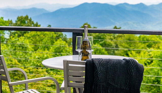 Red Thunder in the lodge | Mtn View | Luxury Suite