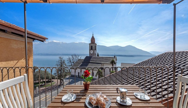 Red view apartment, Ronco sopra Ascona, Switzerland