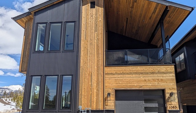 Red Wolf Lodge - new detached home - private hot tub - views - EV charger