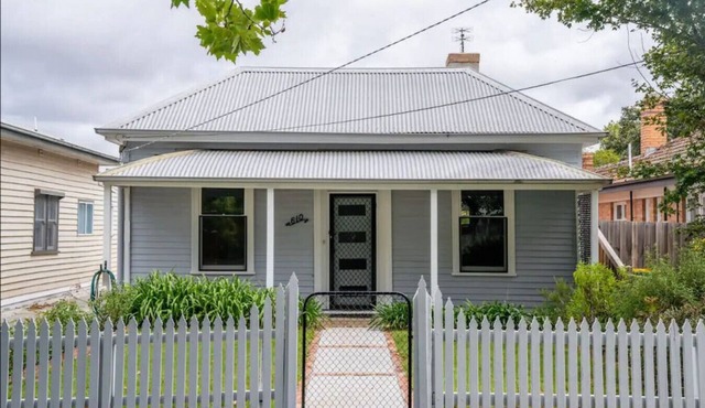 RED007 · The Country Cottage: Leafy Ballarat Hideaway