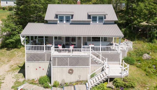 Redbird Cottage. Charming respite w/large wrap-around porch and ocean views