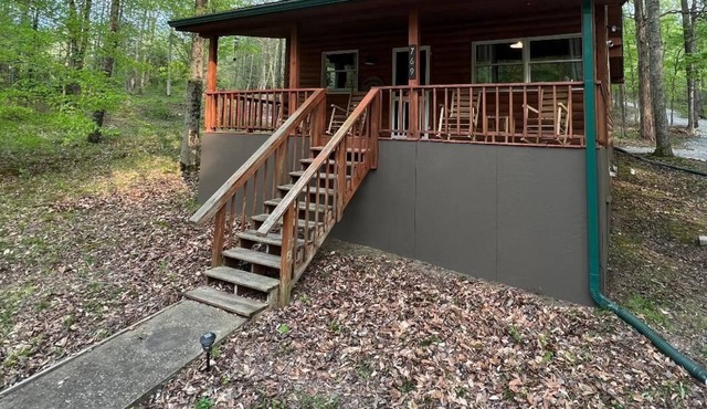 Redbird Hideaway, private cozy cabin located near Mammoth Cave National Park