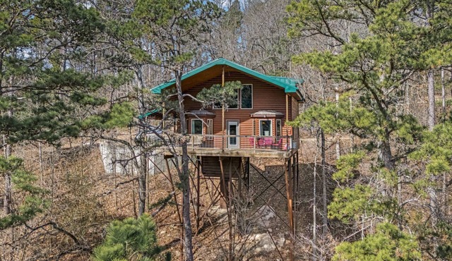 Redbud Cabin – Spacious Family Retreat with Loft, Near River & Trails