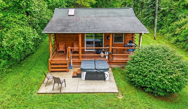 Redbud - Cozy Cabin with Relaxing Hot Tub!