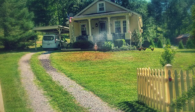 RedBud Manor a charming 2-bedroom house 10 miles from marvelous Damascus