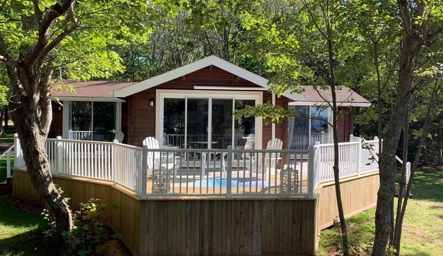 "Redcliff" - Waterfront Chalet style Cedar Log Cottage in Cavendish Resort Area