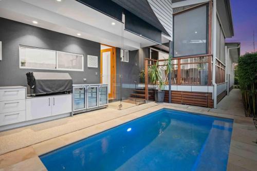 Redcliffe CBD Family Beach House