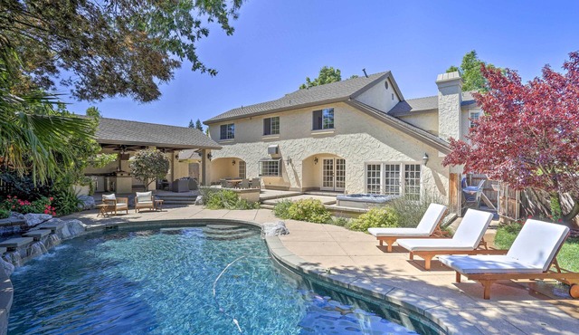 Redding Getaway w/Hot Tub & Outdoor Kitchen!