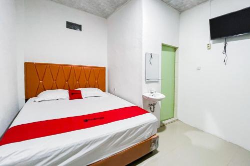 RedDoorz at Exaudi Homestay Parbaba Samosir