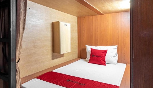 RedDoorz Hostel near LTC Glodok